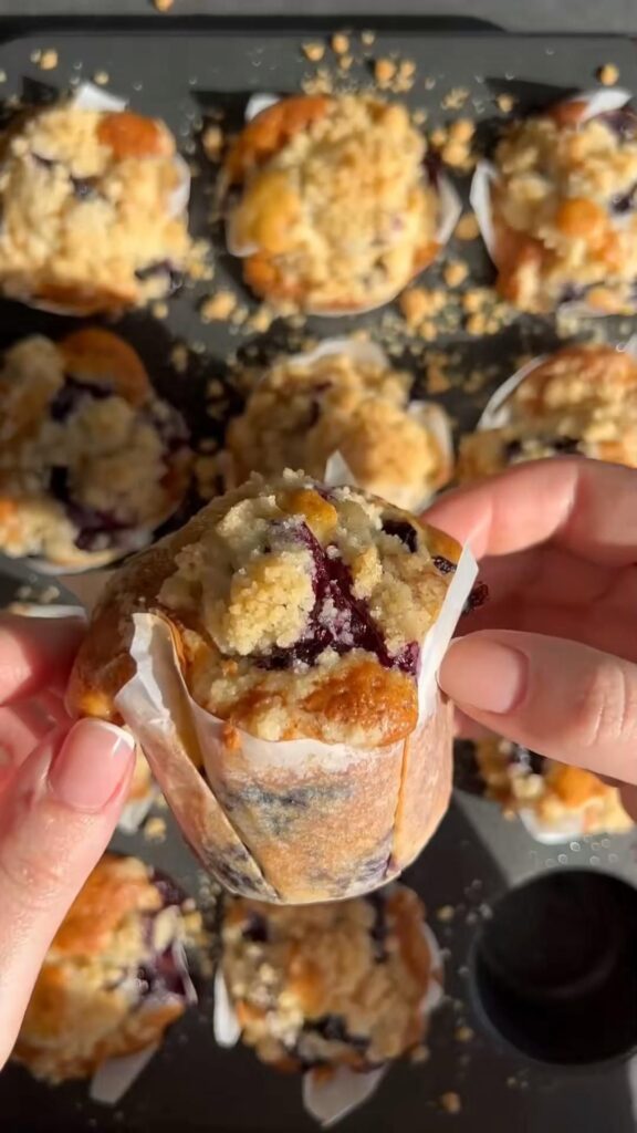 blueberry muffins with crumble top