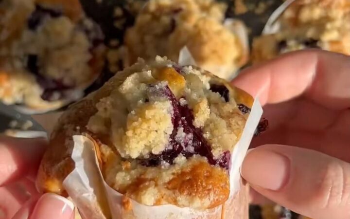 blueberry muffins with crumble top