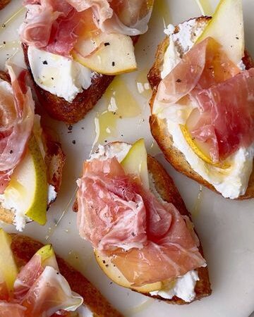 pear prosciutto crostini