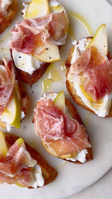 pear prosciutto crostini