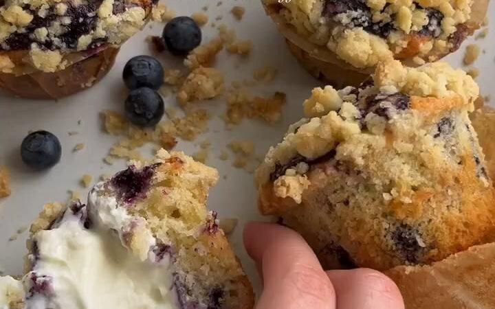 blueberry cheesecake crumble muffins